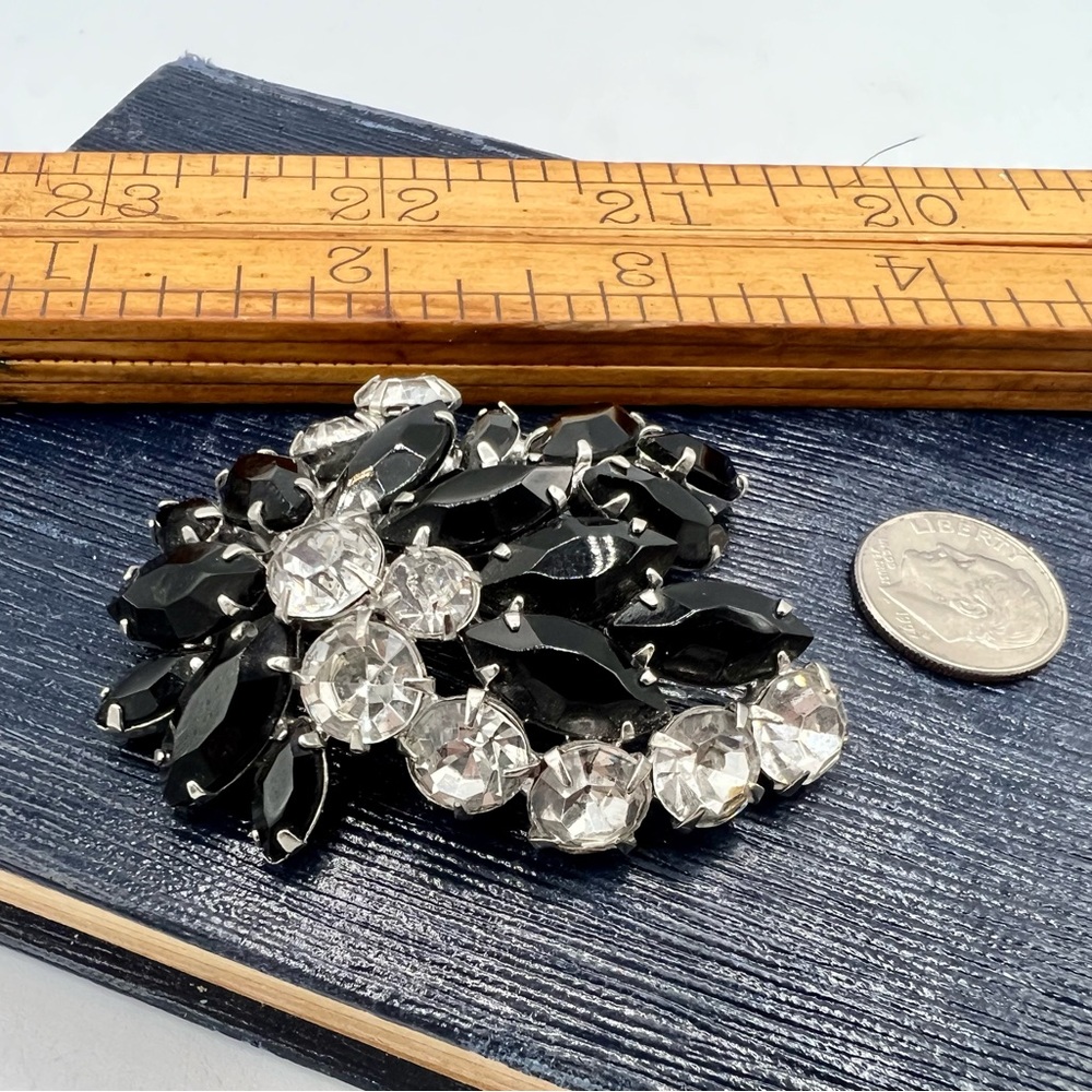Vintage silver tone brooch pin with black & clear rhinestones costume jewelry - Picture 3 of 8